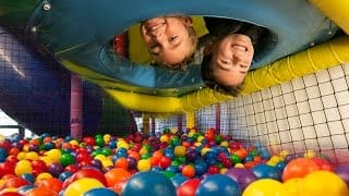 CHALLENGES & DÉFIS dans AIRE de JEUX INDOOR - Indoor Playground Fun Kids Challenge 1 7FXt5B