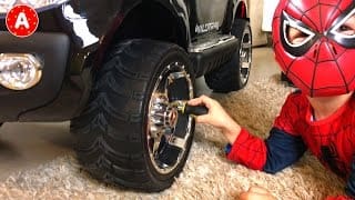 Petit Garçon Super-Héros SpiderMan Adam Change une Roue de sa Voiture 1 rdA00C