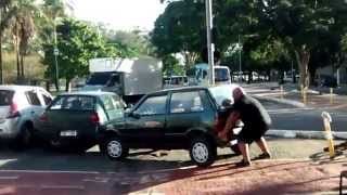 Il soulève une voiture garée sur une piste cyclable 1 FFZl5e