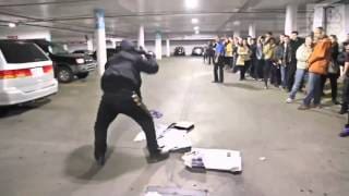 Il casse une PS4 le jour de sa sortie devant des clients ! 1 ITIQ5K