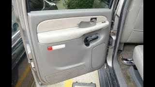 Il achète une voiture, puis découvre quelque chose dans la portière, que tout le monde rêve d’avoir 1 prVk7z