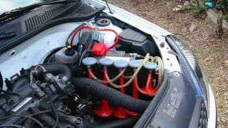 Klaxon de train dans une voiture !!! 1