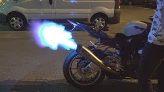 LA MOTO DES ENFERS ! Une journée avec la Tesla 1 ohIYq6